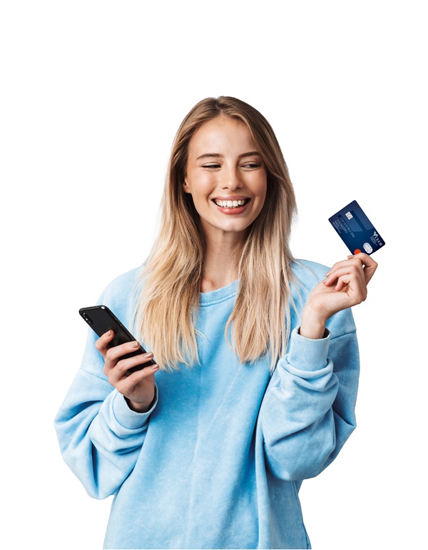 Eine junge Frau mit langen Haaren in einem hellblauen Pullover hält zwei Volksbank Eigentümerclub Karten in der Hand.